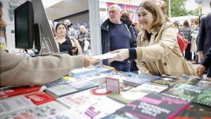 La consejera Marta Rivera recibiendo un libro