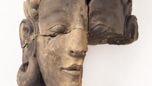 Escultura de rostro humano en piedra aparecida en el yacimiento extremeño de Casas del Turuñuelo
