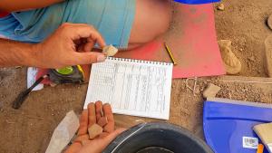 Jóvenes y niños participando en el programa Arqueólogos por un Día