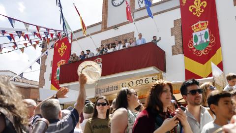 Ayuso en el balcón del Ayuntamiento de El Álamo