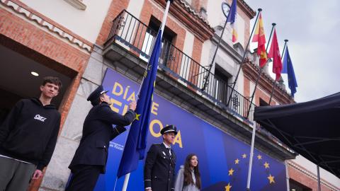  La Comunidad de Madrid conmemora el Día de Europa con un izado de bandera de la Unión Europea en Las Rozas de Madrid 
