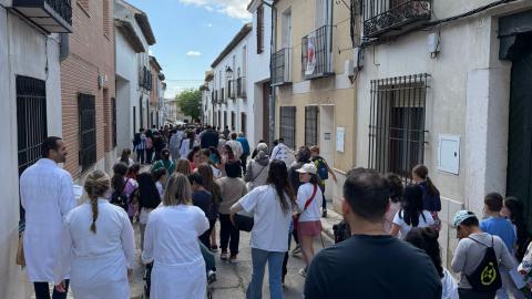 Los profesionales de Atención Primaria de la Comunidad reúnen a 250 vecinos de Colmenar de Oreja en su primer paseo intergeneracional Vecinos y profesionales de Colmenar de Oreja recorren las calles en el primer paseo intergeneracional