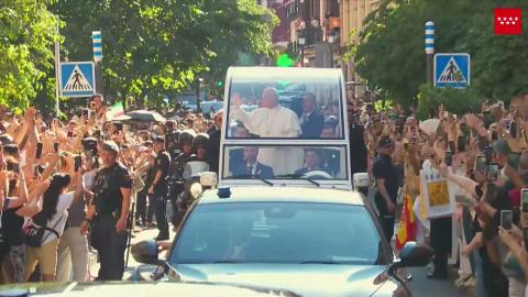 El Papa León X saludando desde el papa móvil