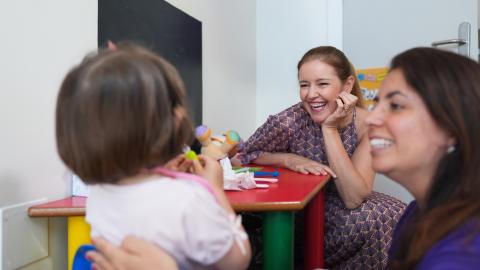La Comunidad de Madrid implanta una cita única para valorar a los menores de hasta 6 años que necesiten atención temprana, dependencia o discapacidad La consejera Dávila en el Centro de Atención Temprana Los Juncales