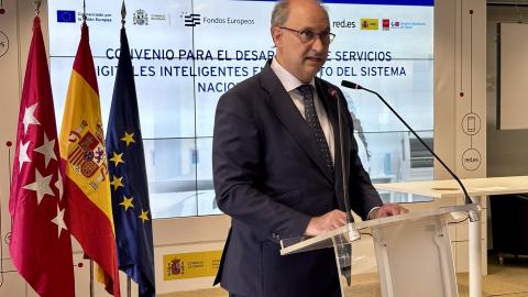El consejero Miguel López-Valverde durante la firma con Red.es un Convenio de Servicios Digitales Inteligentes del Sistema Nacional de Salud enfocado al desarrollo de infraestructuras basadas en inteligencia artificial y en datos analíticos para mejorar la calidad asistencial