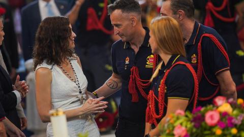 Ayuso con los Bomberos de la Comunidad de Madrid en la Virgen de la Paloma