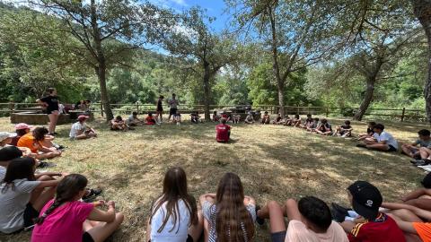 jóvenes sentados en círculo al aire libre
