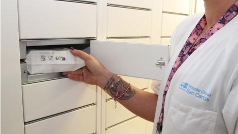 La medicación se puede retirar directamente de la taquilla inteligente La medicación se puede retirar directamente del compartimento de la taquilla