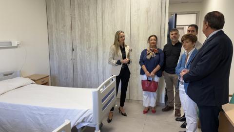 La viceconsejera Laura Gutiérrez durante la visita por el Hospital público José Germain con motivo del 175º aniversario de este centro especializado en Salud Mental