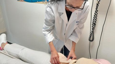 Enfermera cuida de paciente con ostomía
