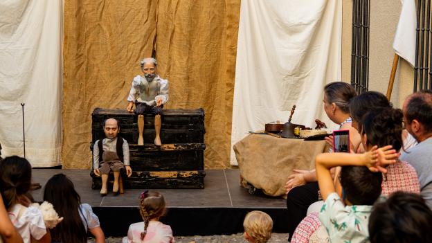 Pequeteatreo. Caballero soy en la Casa Museo Lope de Vega. Foto: David Serrano Marionetas en escenario y público familiar observándolas