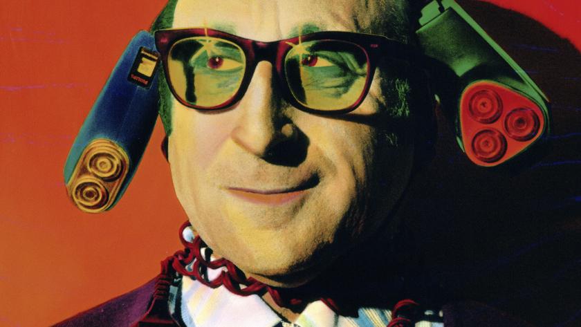 Retrato de un hombre con gafas y dos maquinas eléctricas de afeitar en la cabeza