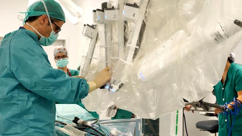 El Hospital público 12 de Octubre, primero en España que opera con robot a un bebé de tres meses con obstrucción renal 