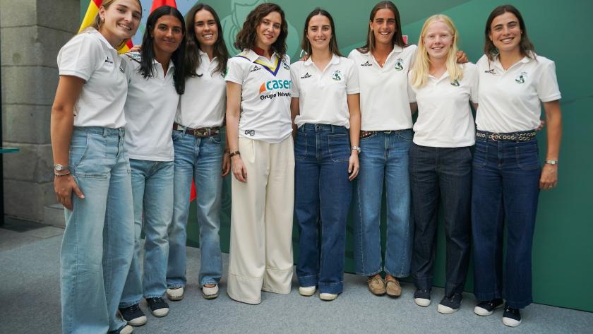 La presidenta recibiendo en la Real Casa de Postas a jugadores y a cuerpo técnico de los clubes masculino y femenino