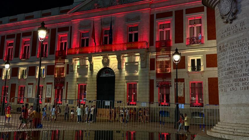 La Comunidad de Madrid ilumina la Real Casa de Correos con la bandera de España por la victoria en el Mundial de fútbol 2026 La Real Casa de Correos iluminada con los colores de la bandera de España