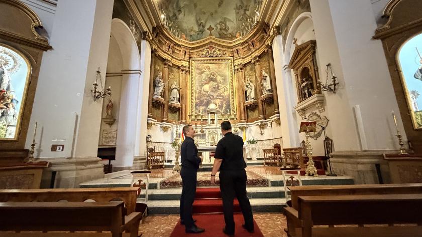 De Paco Serrano visita la Iglesia Parroquial de Santiago y San Juan Bautista De Paco Serrano visita la Iglesia Parroquial de Santiago y San Juan Bautista
