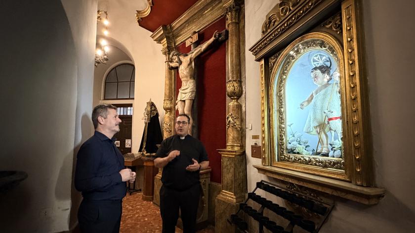 De Paco Serrano visita la Iglesia Parroquial de Santiago y San Juan Bautista De Paco Serrano visita la Iglesia Parroquial de Santiago y San Juan Bautista