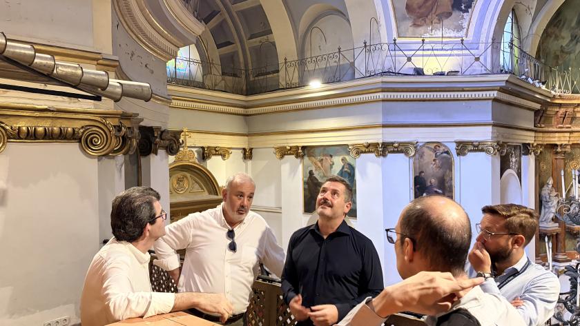 De Paco Serrano visita la Iglesia Parroquial de Santiago y San Juan Bautista De Paco Serrano visita la Iglesia Parroquial de Santiago y San Juan Bautista