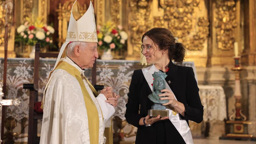 Díaz Ayuso, investida Dama de Honor del Capítulo de la Reina Isabel La Católica en Madrigal de las Altas Torres de Ávila