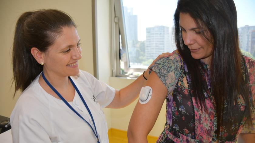 Médico junto a paciente