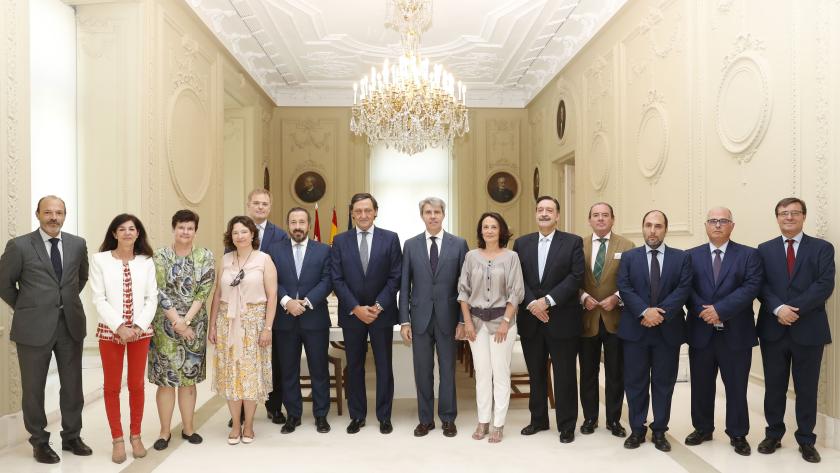 El presidente de la Comunidad de Madrid, Ángel Garrido, se ha reunido hoy en la sede del Gobierno regional de la Real Casa de Correos con el decano d