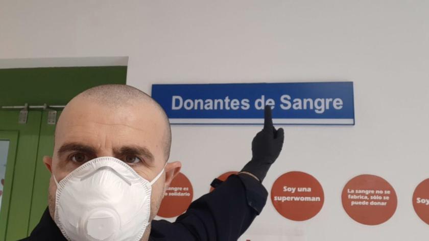 Conductor de autobús señala una placa de Donantes de Sangre en un hospital