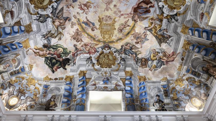 bóveda decorada con pinturas murales de temática religiosa