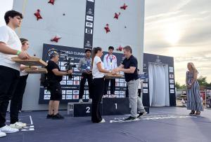De Paco Serrano entrega las medallas en la prueba mundial de escalada