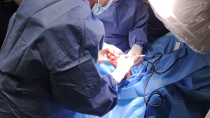 Imagen de intervención en quirófano en el Hospital Universitario Ramón y Cajal