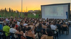 Gente disfrutando del Cine de verano en el Parque de Santander 