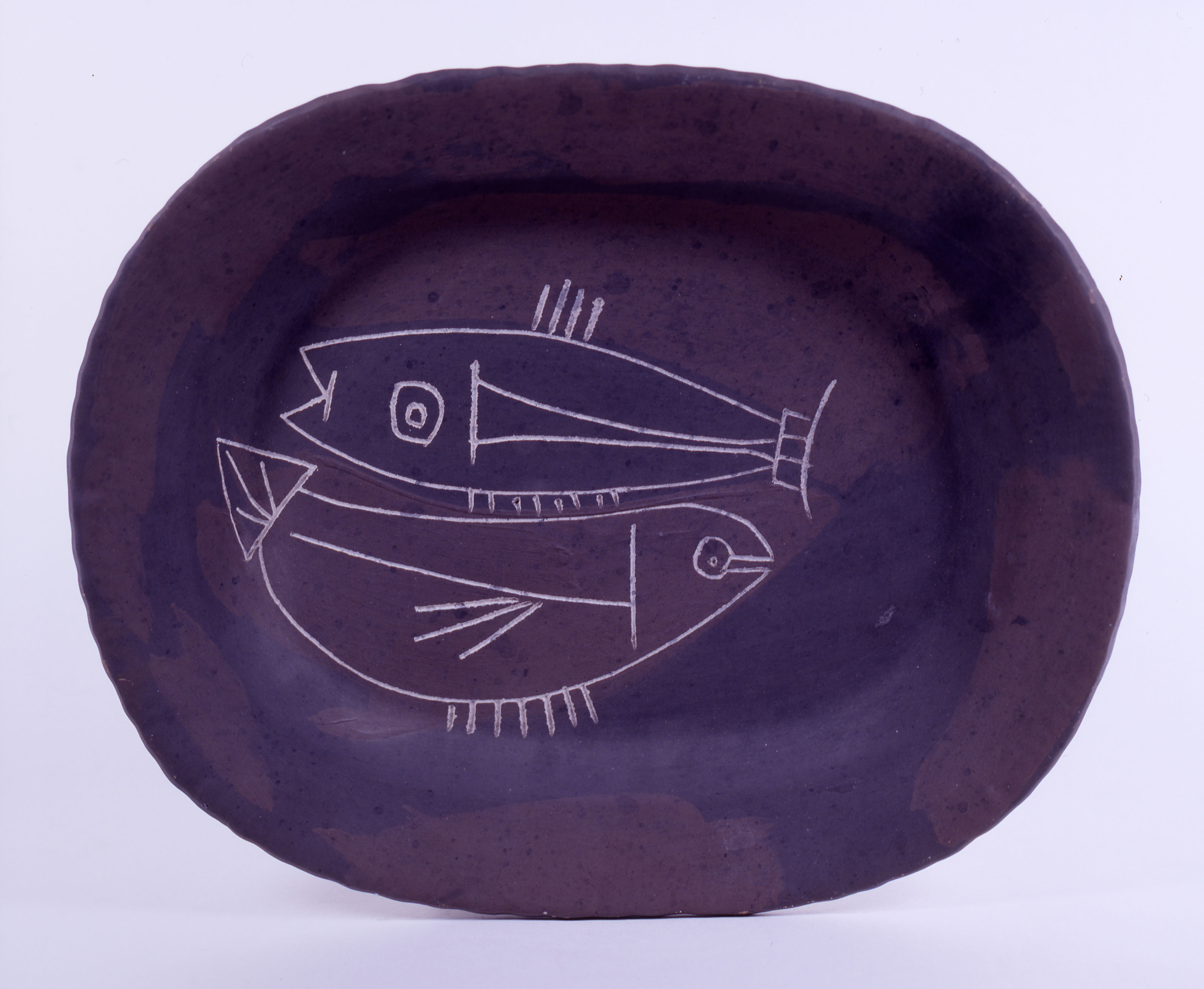 Plato de cerámica decorado con 2 peces