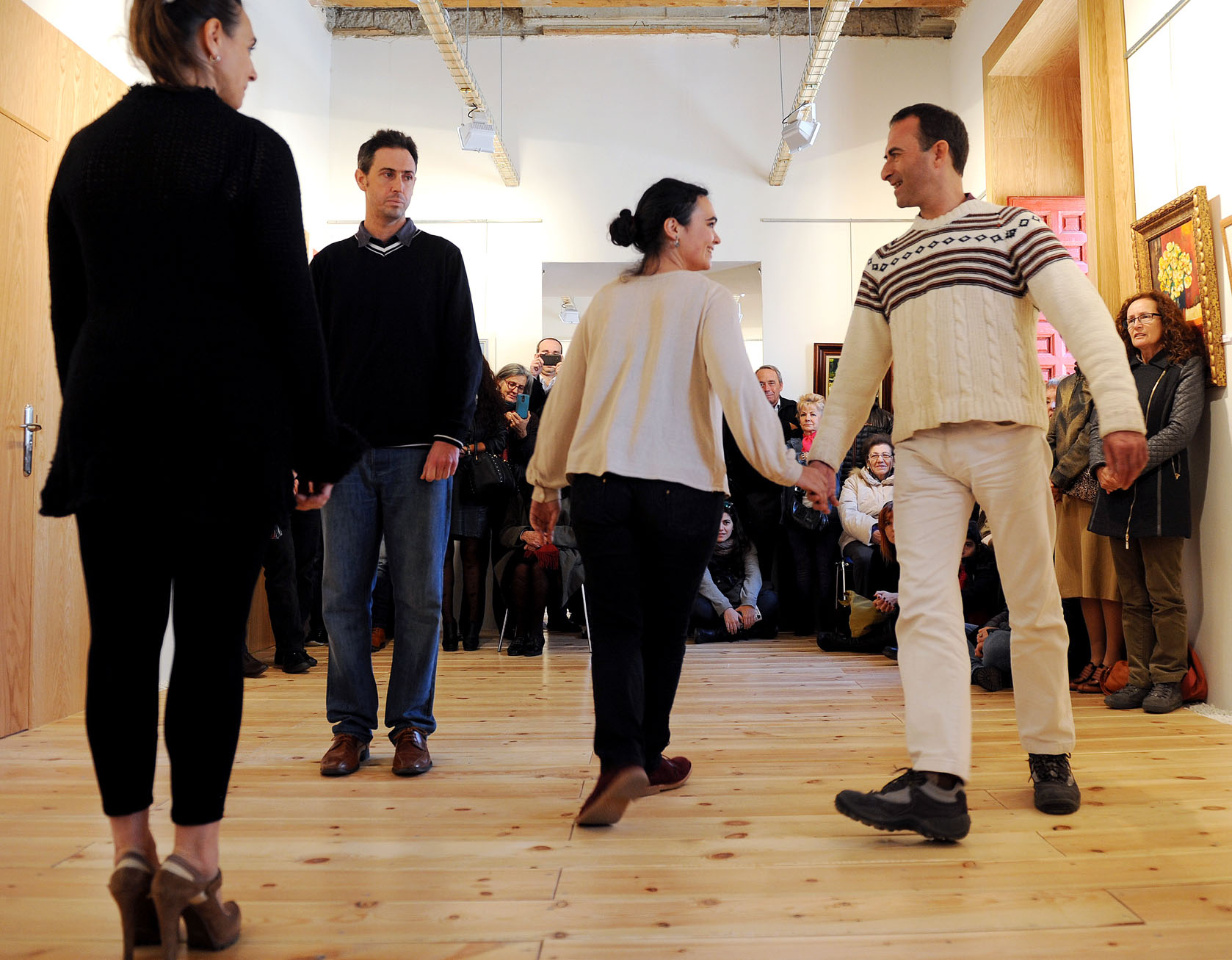 Dos parejas bailando danzas barrocas