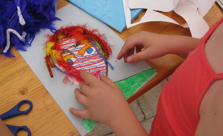 Manos de un niño dibujando un retrato
