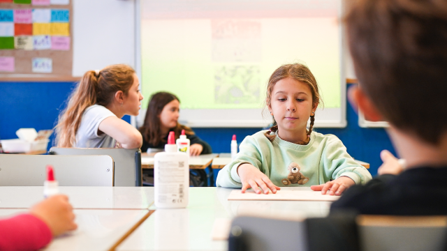 Una niña realizando trabajos manuales en el colegio