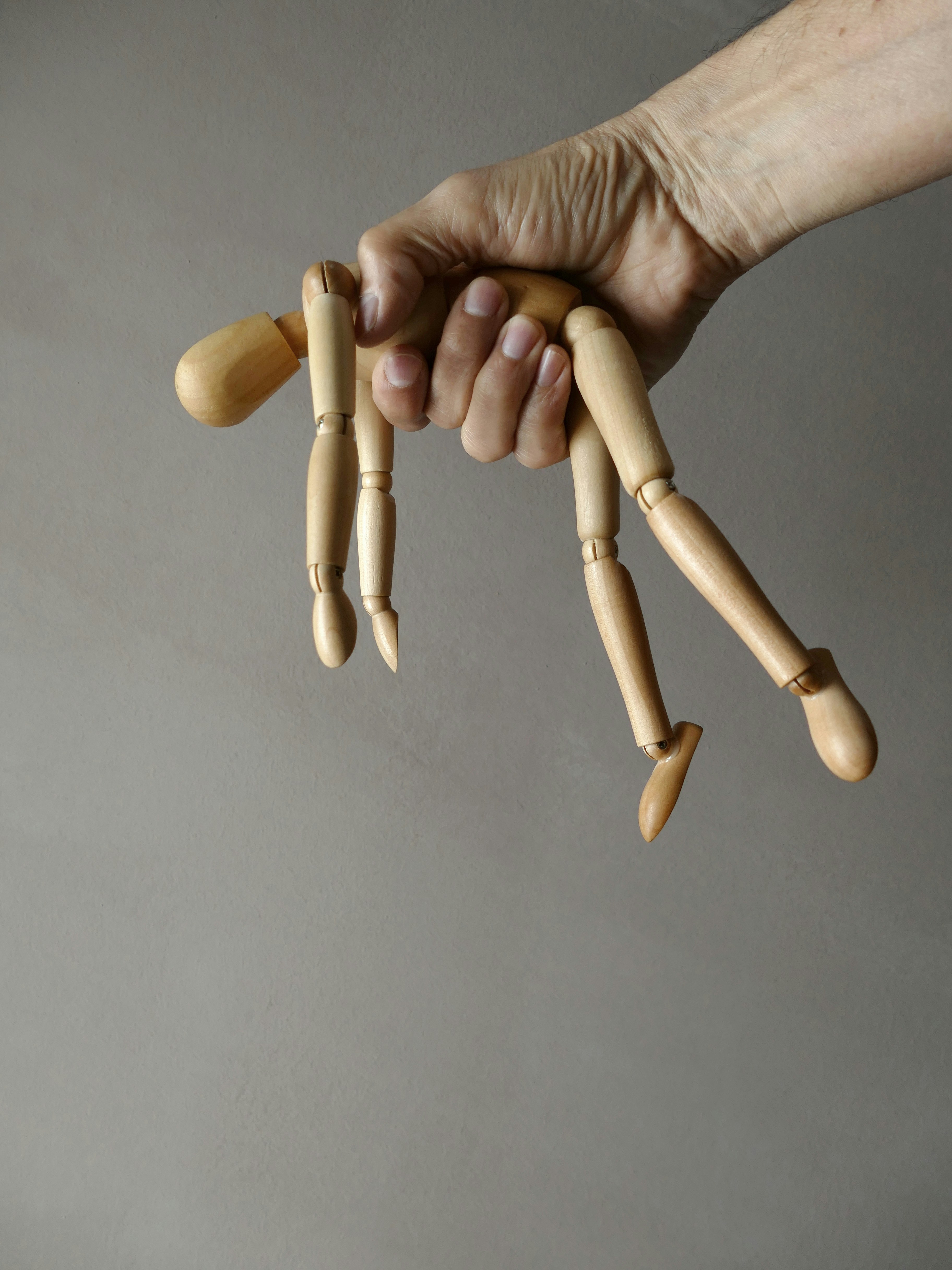 mano cogieno muñeco de madera