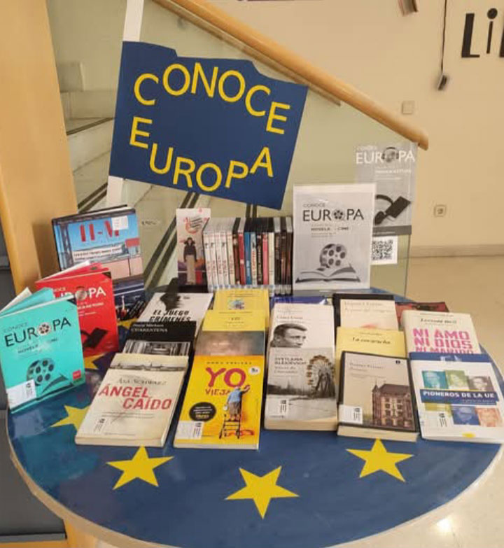 Mesa con libros de temática diversa