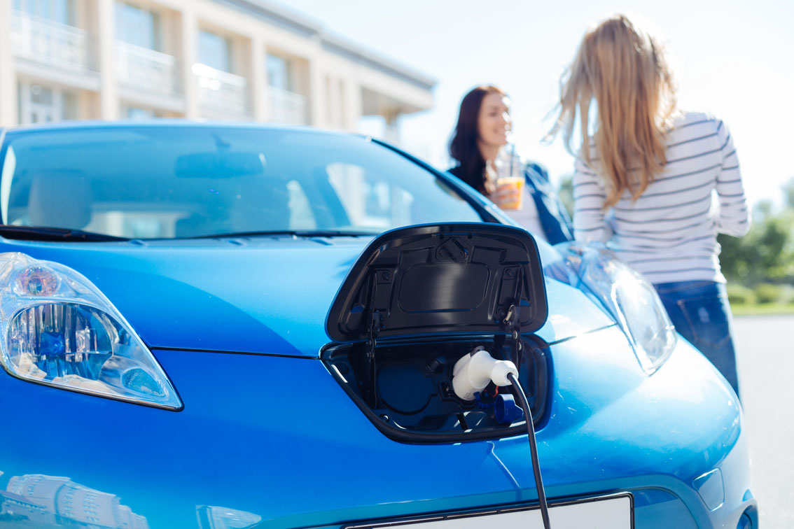 Coche eléctrico cargándos