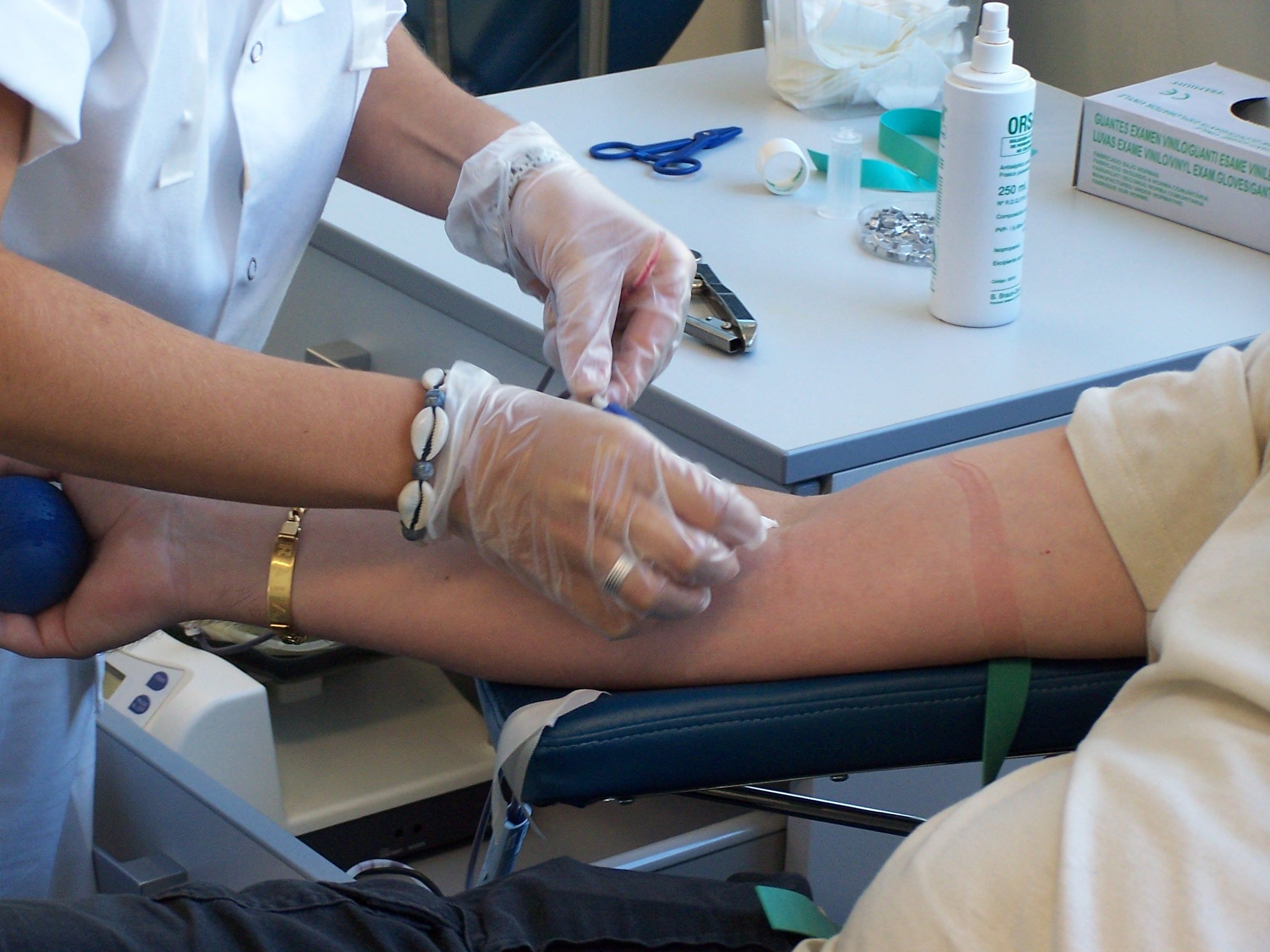 Persona donando sangre