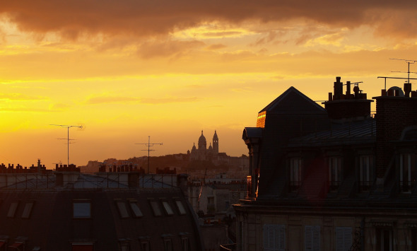 Atardecer en Madrid con tonos cálidos y edificios