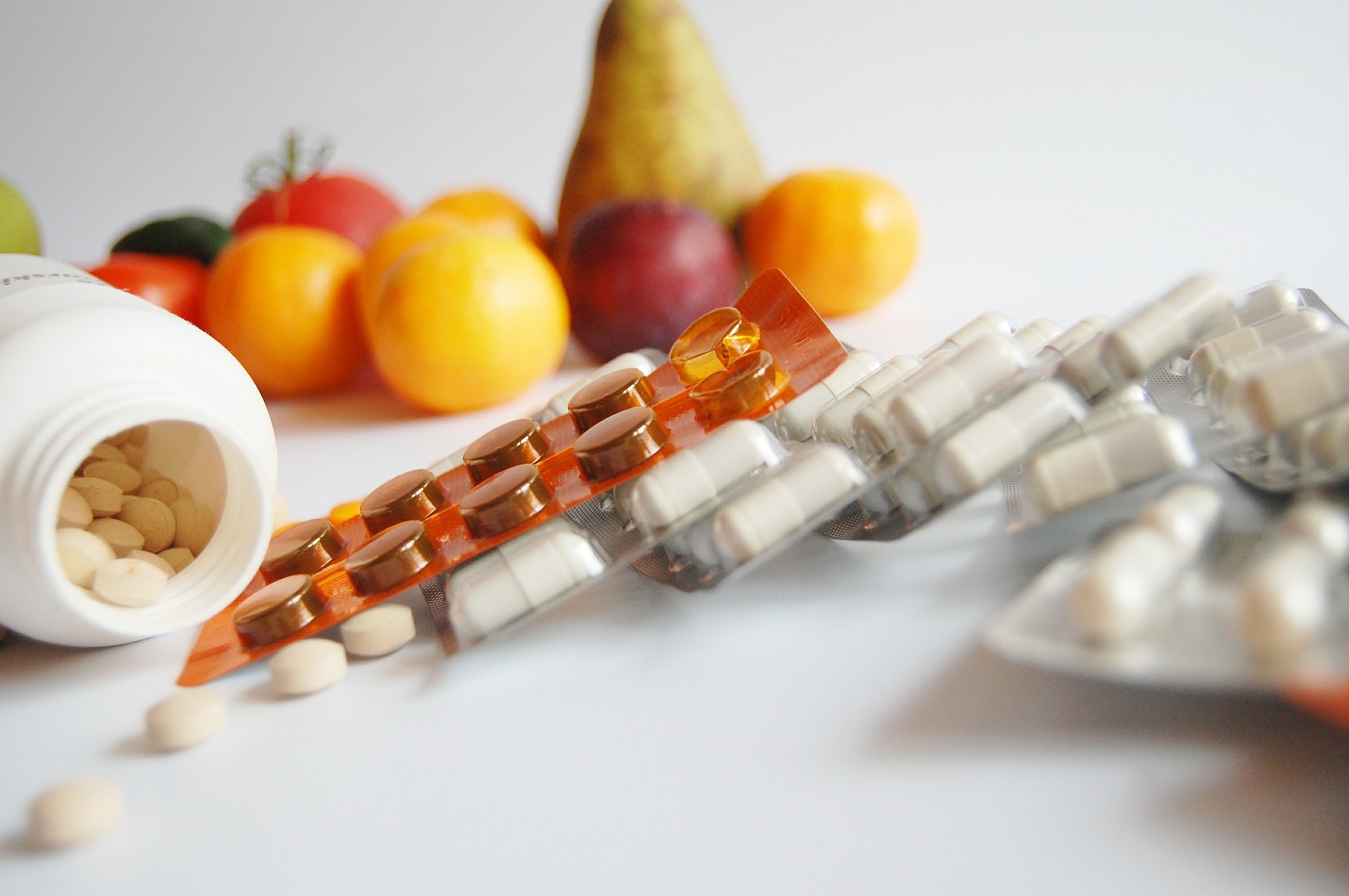 fruta y blister de pastillas