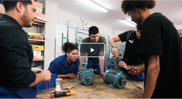 Un grupo de alumnos en una escuela taller