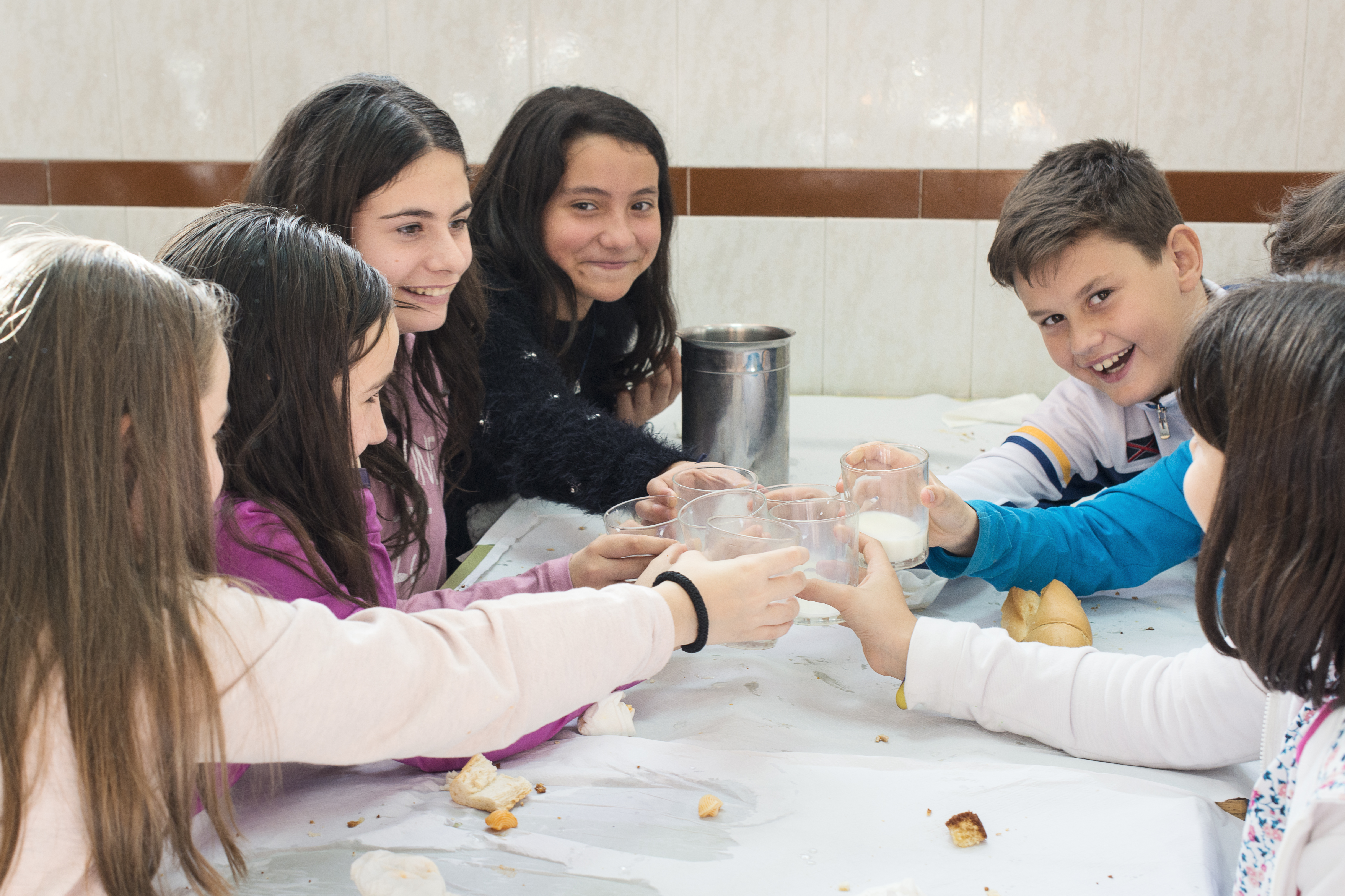 niños desayunando en el colegio