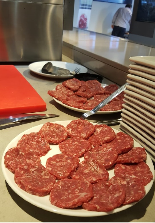 Dos platos con hamburguesas crudas de carne con indicación geográfica protegida Carne de Guadarrama