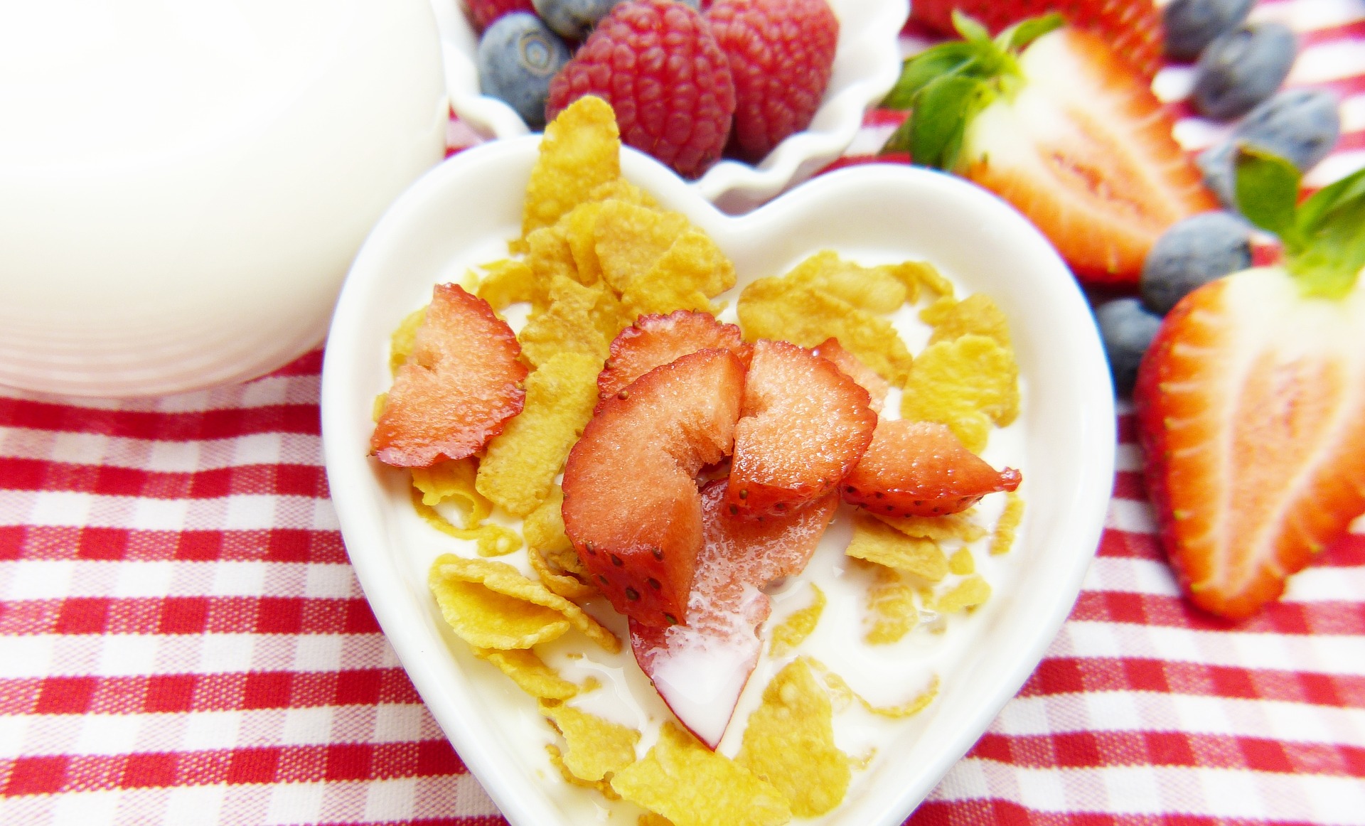 Cuenco con cereales leche y fresas 