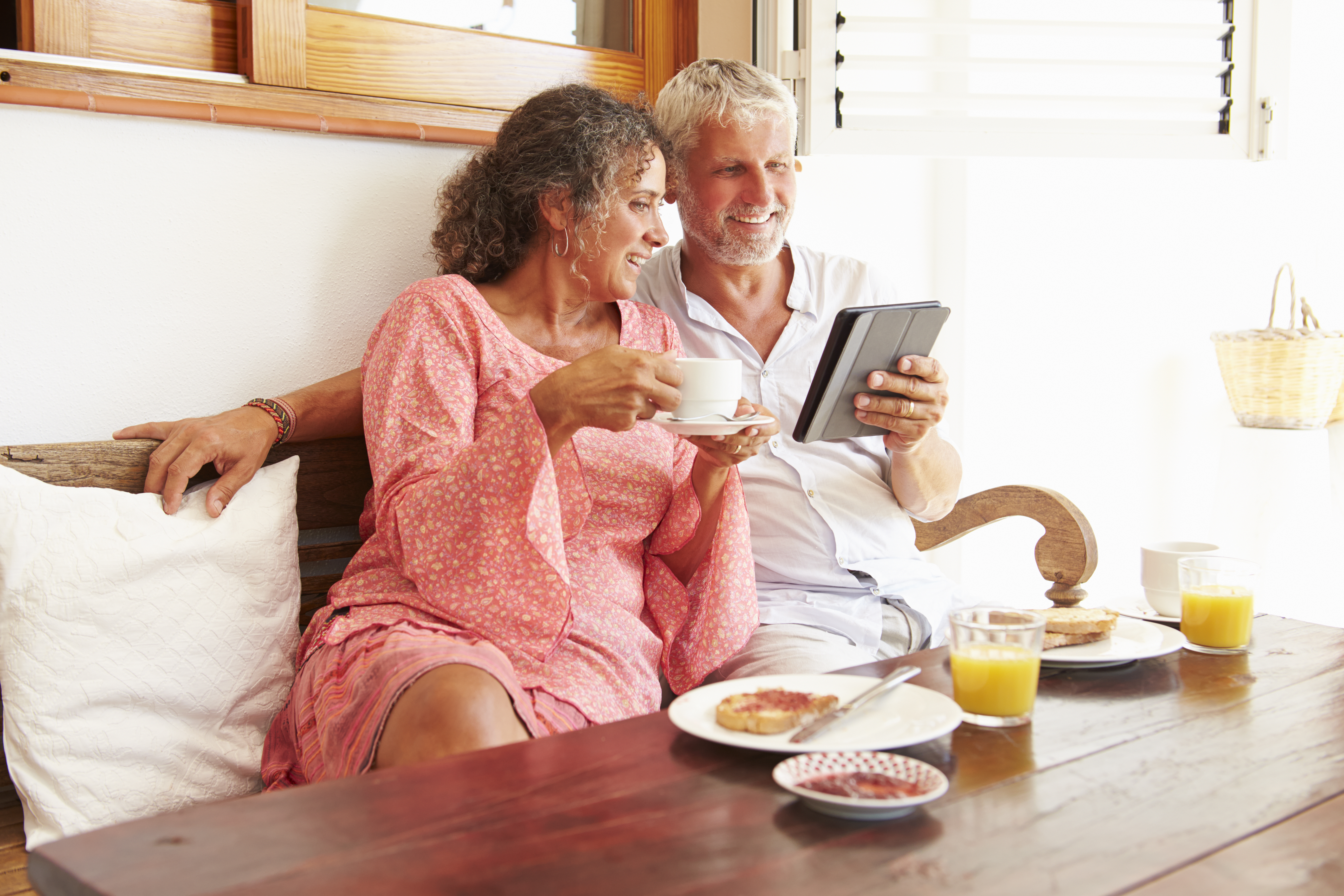 hombre y mujer de edad madura compartiendo un desayuno saludable