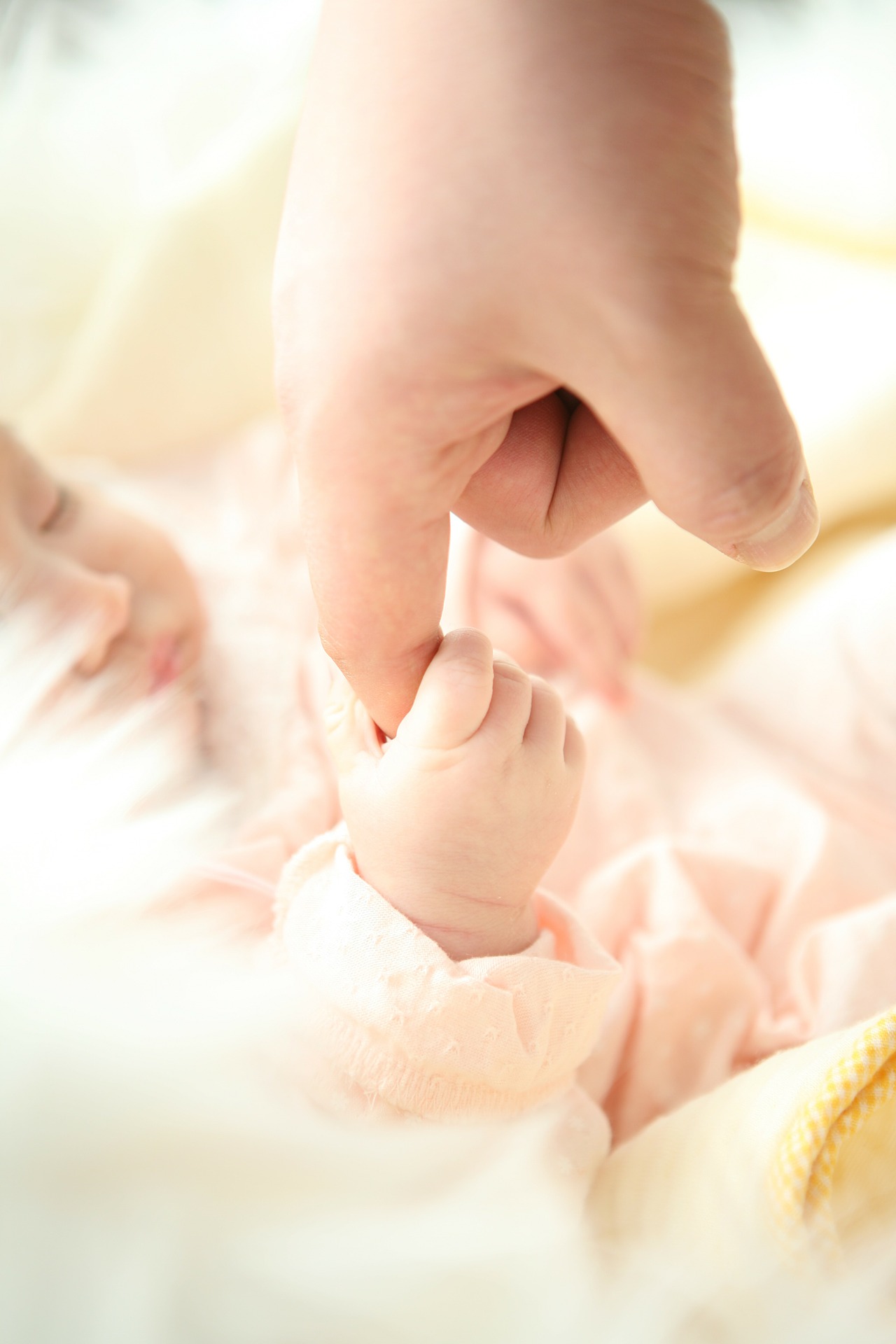 Mano de madre con dedo de bebé