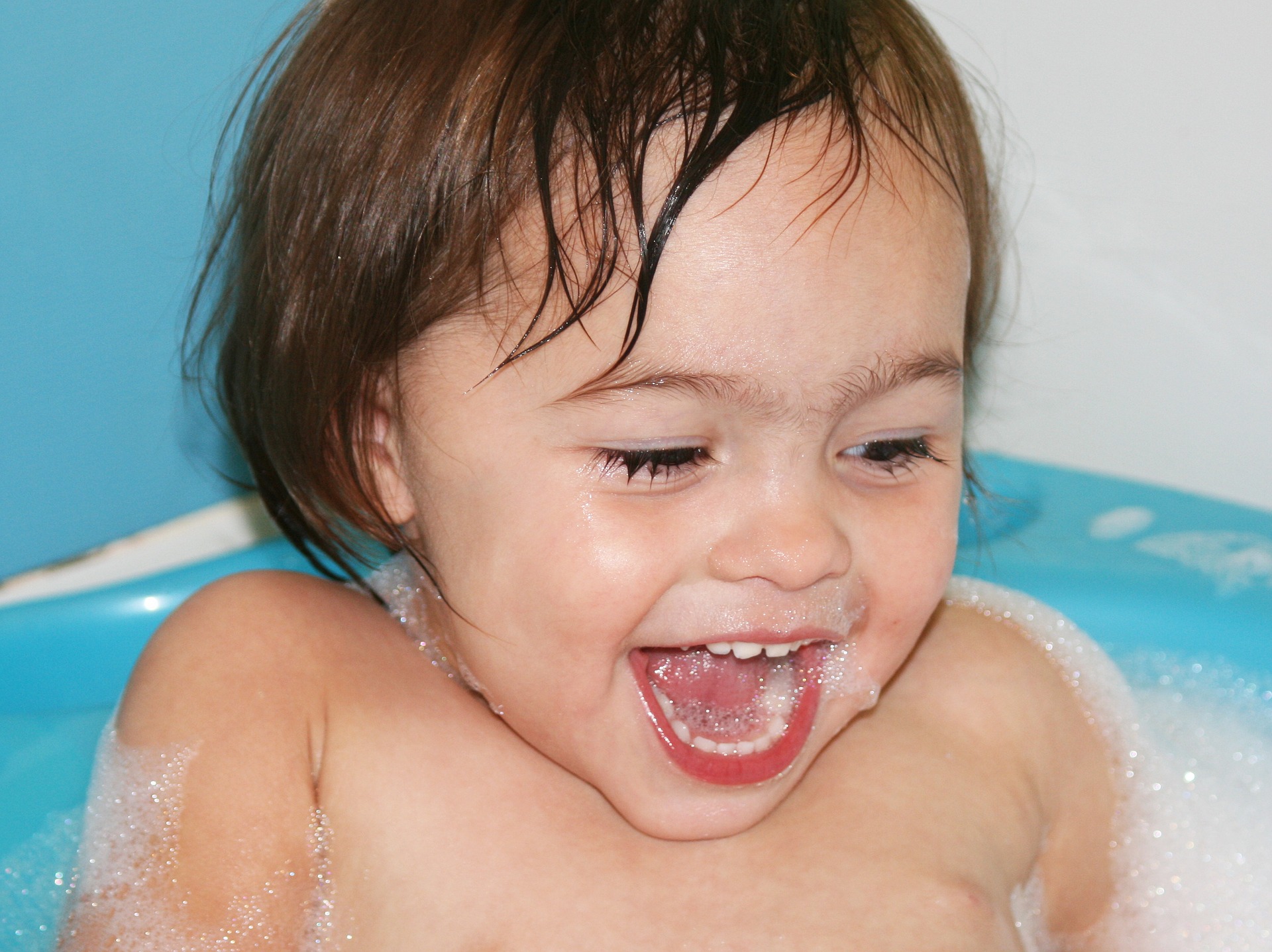 Niña bañándose en la bañera