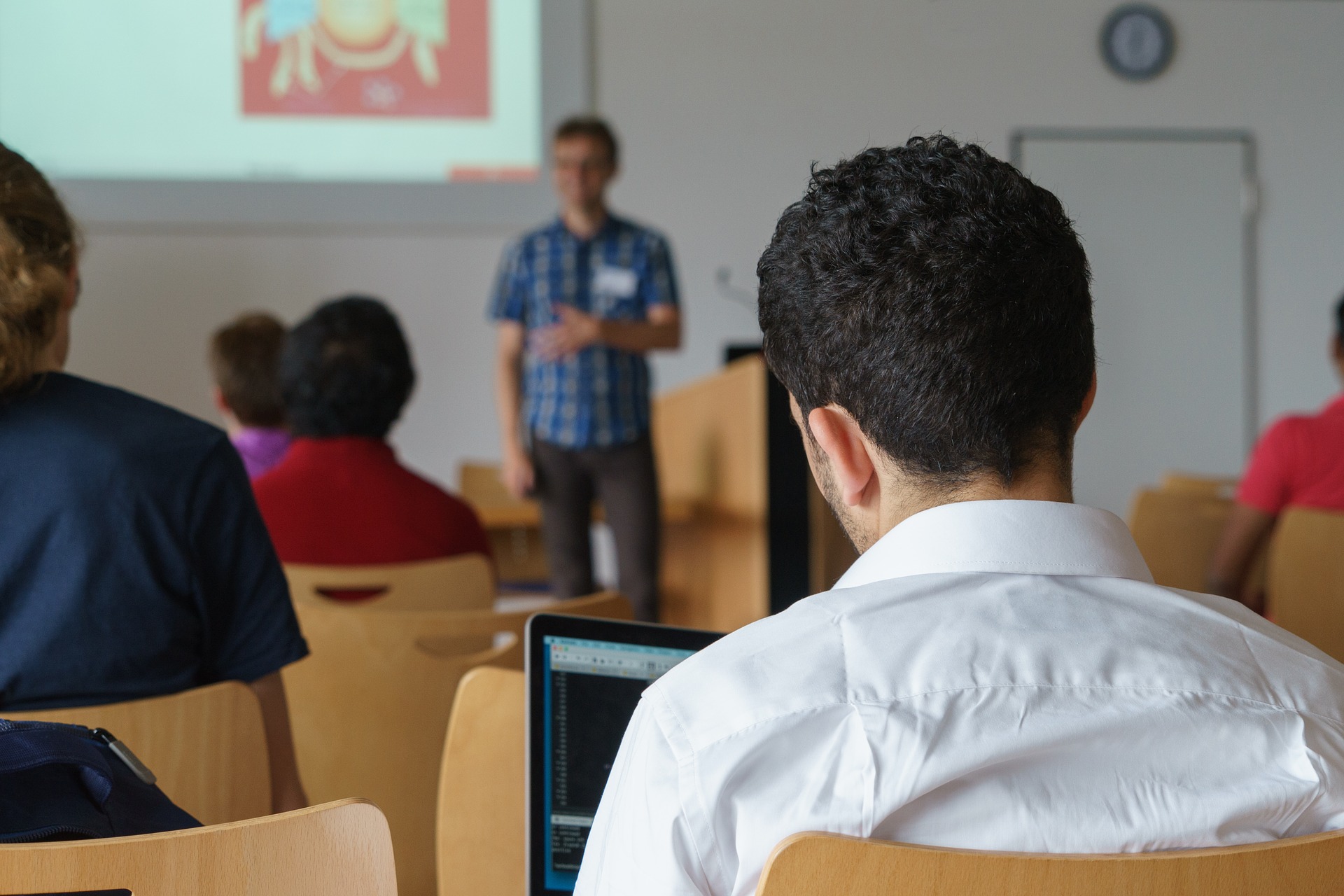 Profesor impartiendo una clase