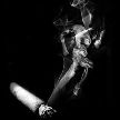 Cigarro encendico proyectando humo con forma de corredor