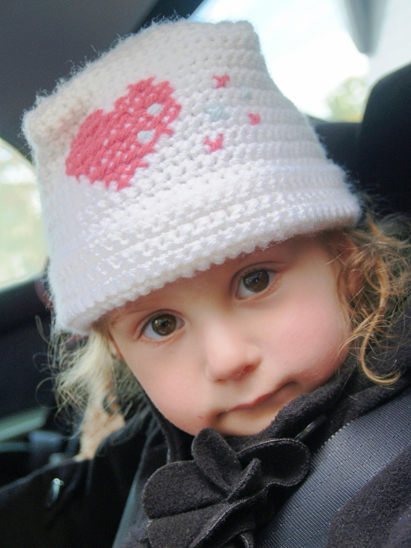 Niña con cinturón de seguridad